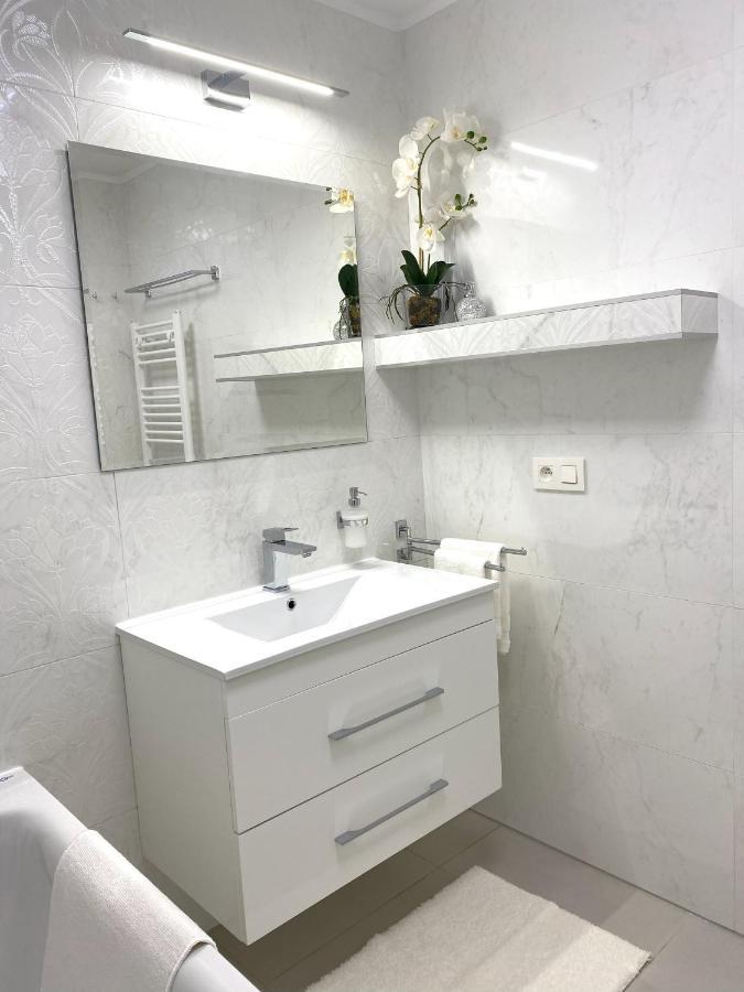 Die Eleganz - Apartment Near The City Center With Free Parking Bratislava Exteriör bild